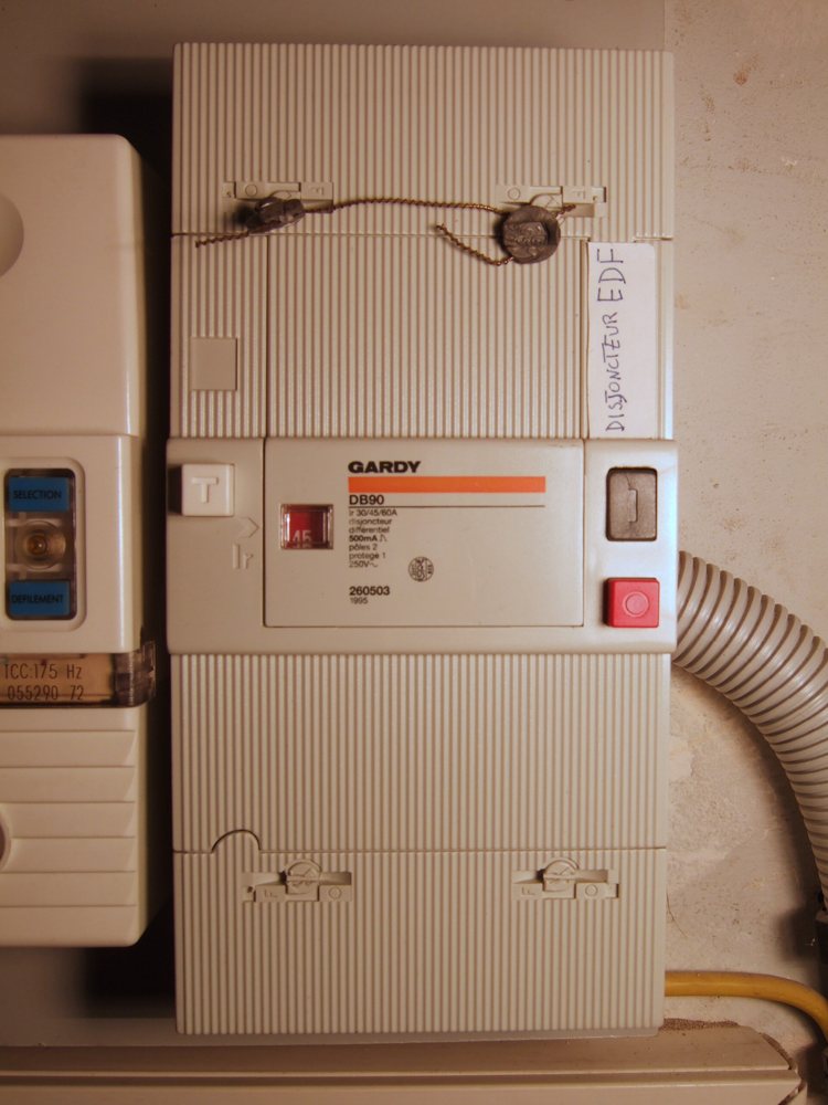 Ancien disjoncteur de branchement EDF installé en France